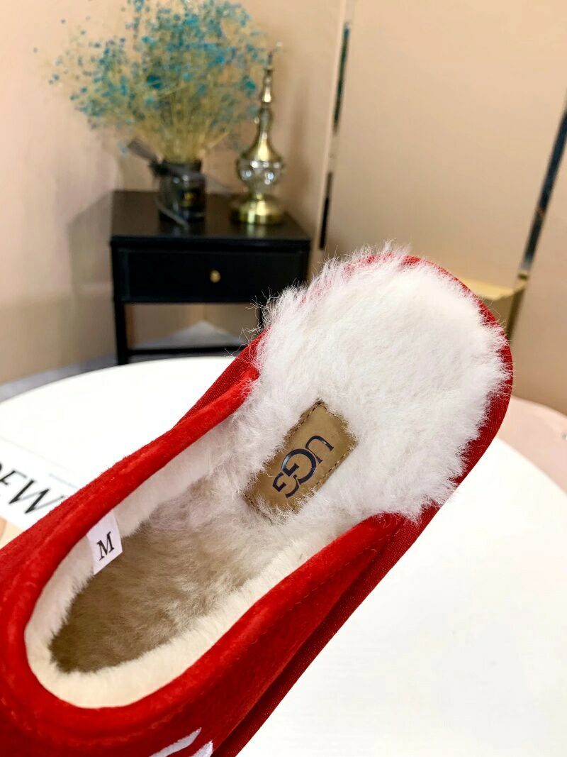 Bright Red Indoor Slippers with Oversized G Detail | 2593