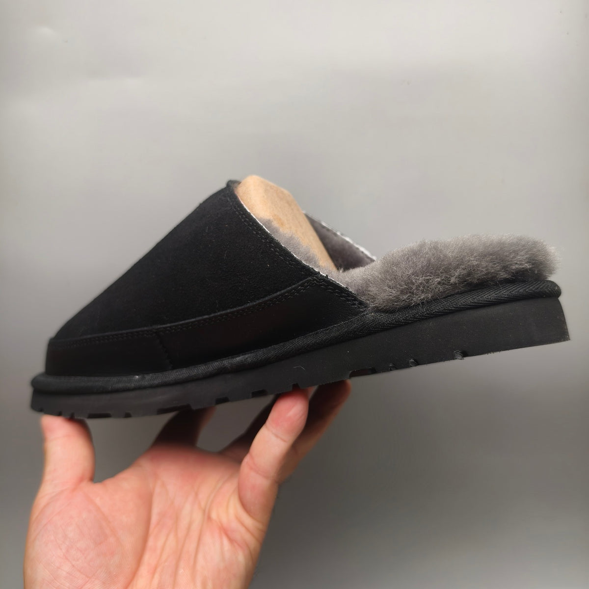 Men’s Black Ultralight Fuzzy Slippers – 4585