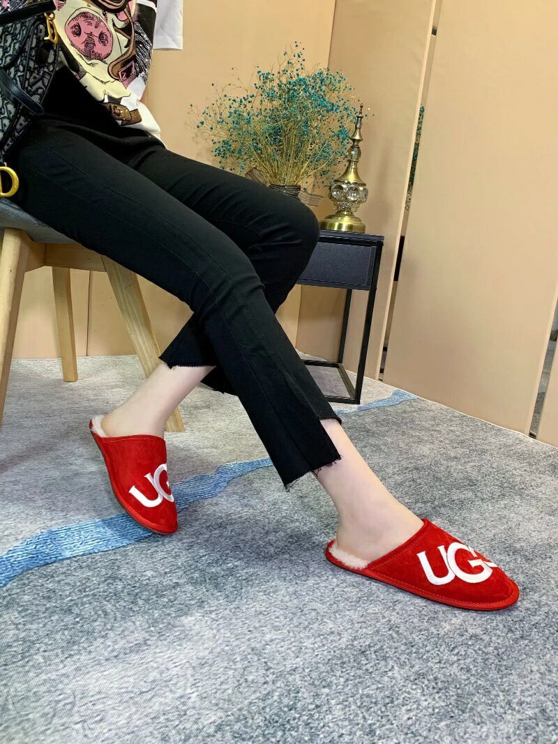 Bright Red Indoor Slippers with Oversized G Detail | 2593