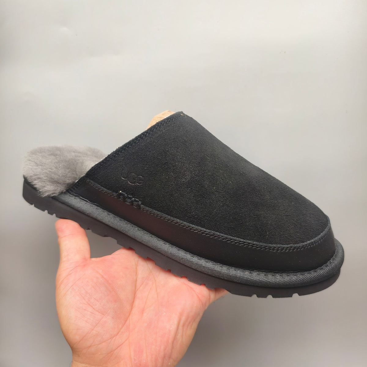 Men’s Black Ultralight Fuzzy Slippers – 4585