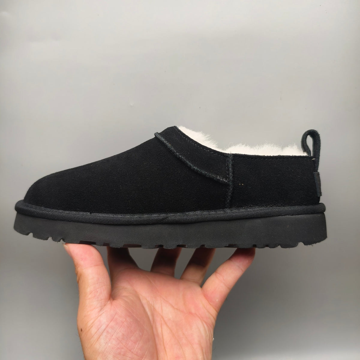 Women’s Classic Slip-On Shoes in Black – 3891