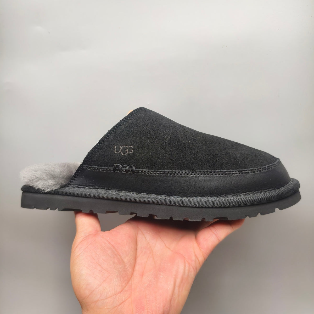 Men’s Black Ultralight Fuzzy Slippers – 4585