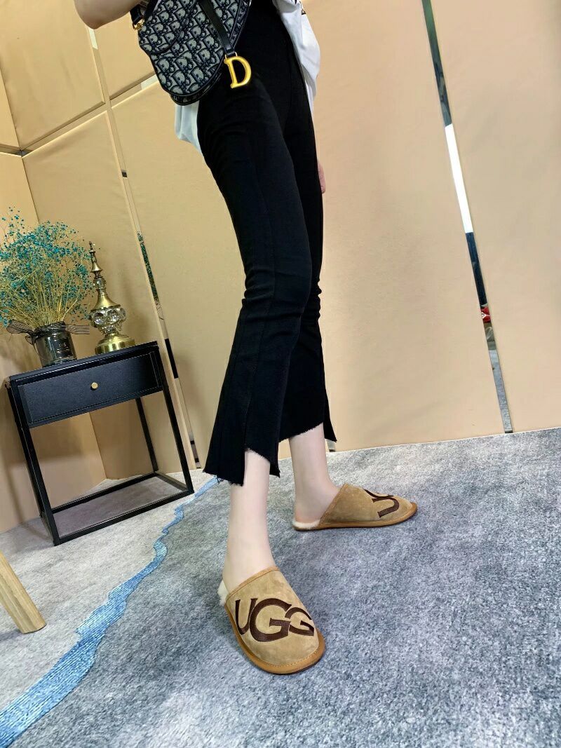 Chestnut Indoor Slippers with Oversized G Detail | 2593