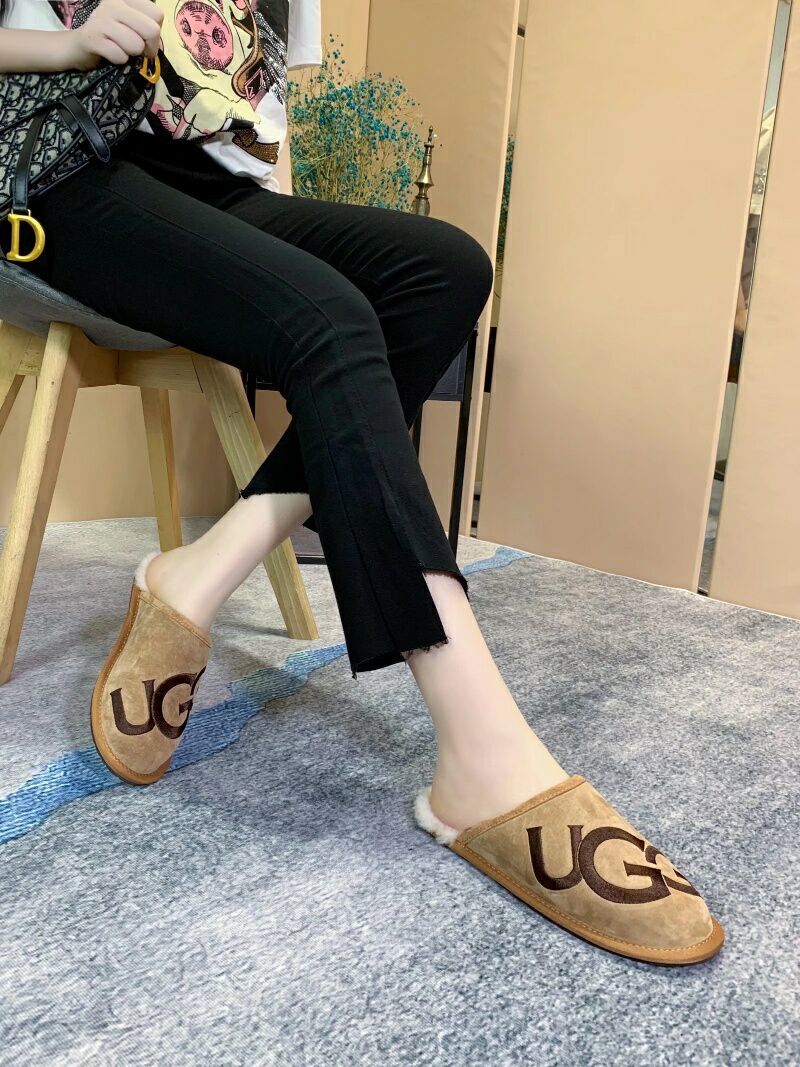 Chestnut Indoor Slippers with Oversized G Detail | 2593