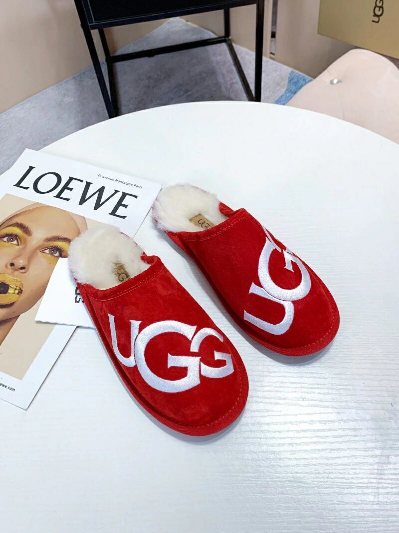 Bright Red Indoor Slippers with Oversized G Detail | 2593