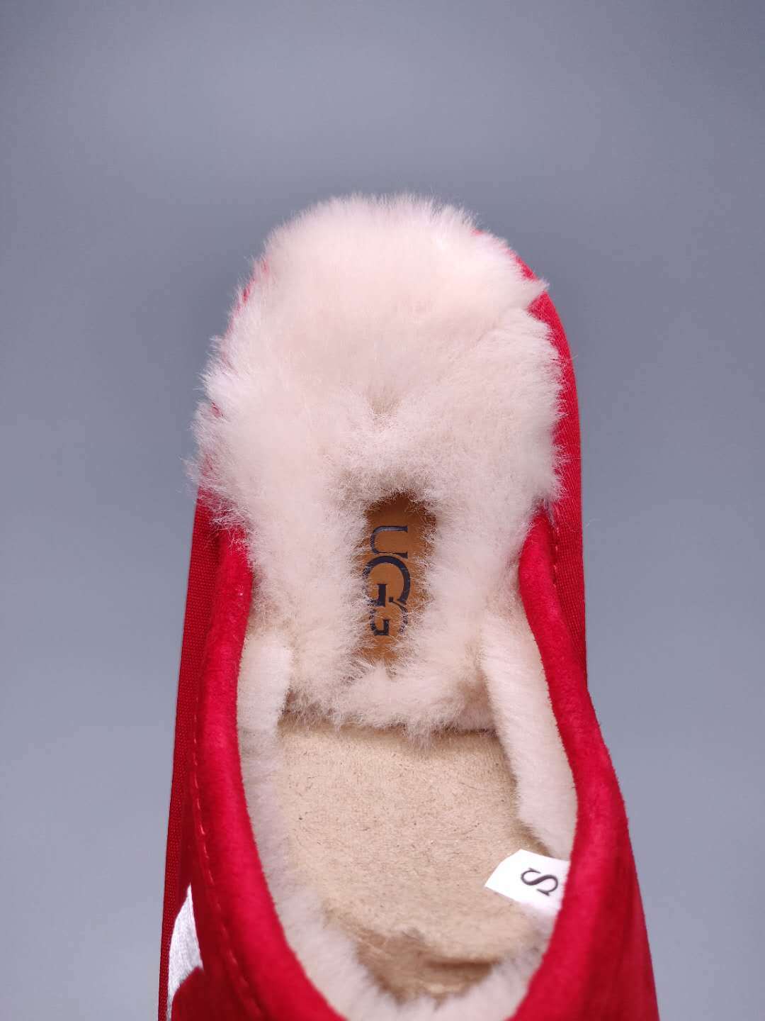 Bright Red Indoor Slippers with Oversized G Detail | 2593