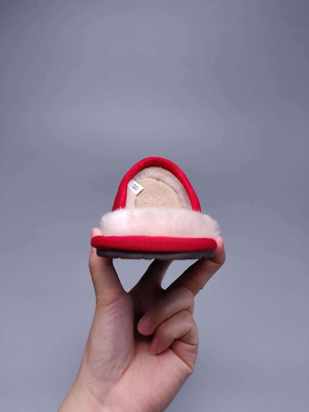 Bright Red Indoor Slippers with Oversized G Detail | 2593