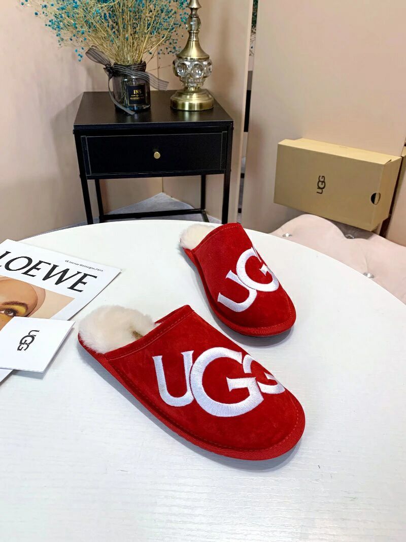 Bright Red Indoor Slippers with Oversized G Detail | 2593