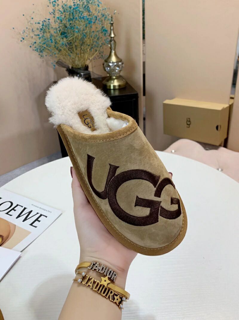 Chestnut Indoor Slippers with Oversized G Detail | 2593