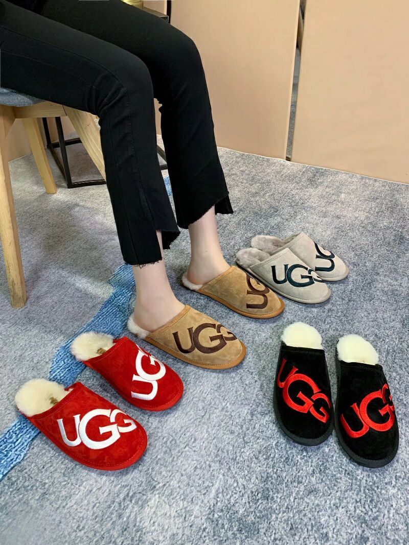 Gray Indoor Slippers with Oversized G Detail | 2593