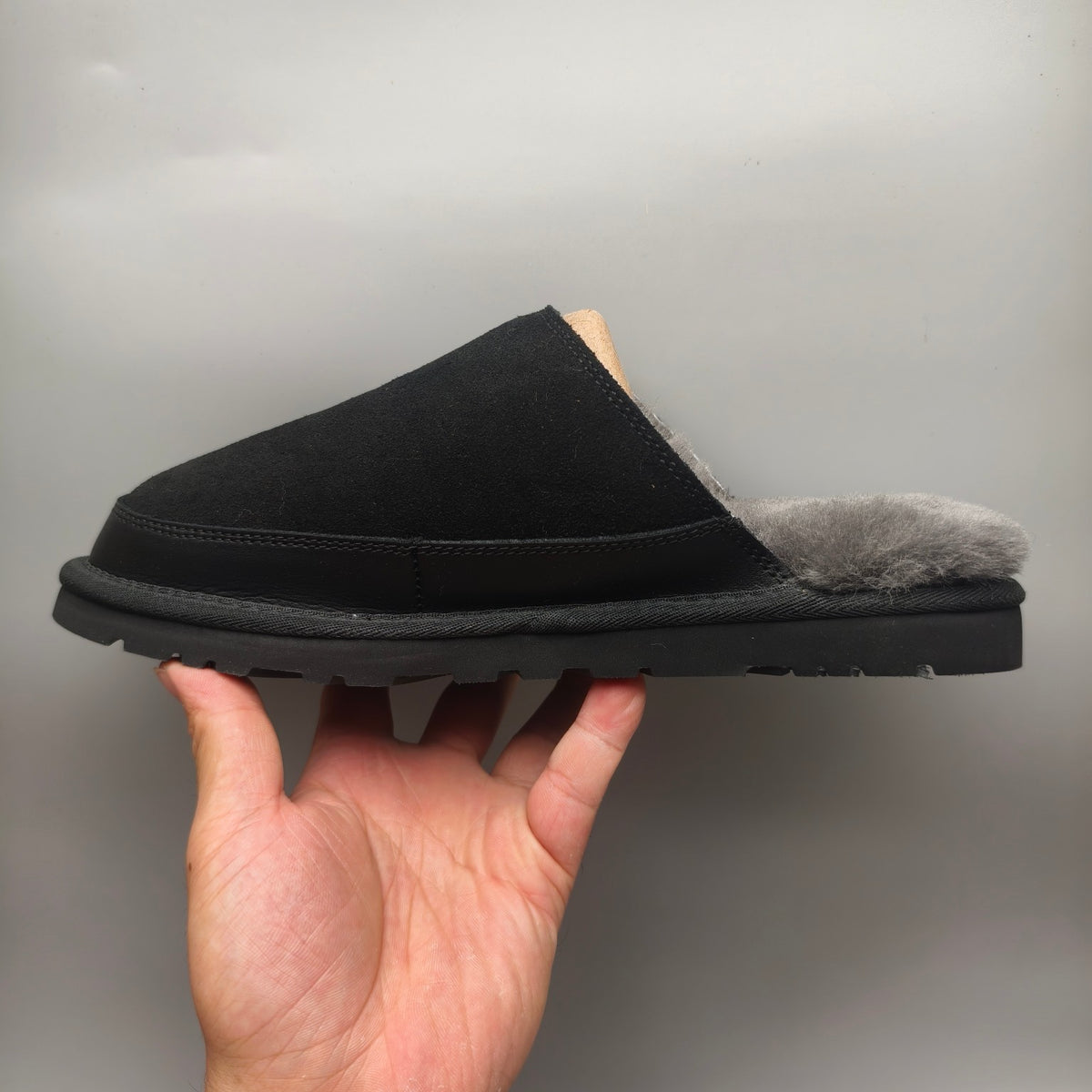 Men’s Black Ultralight Fuzzy Slippers – 4585