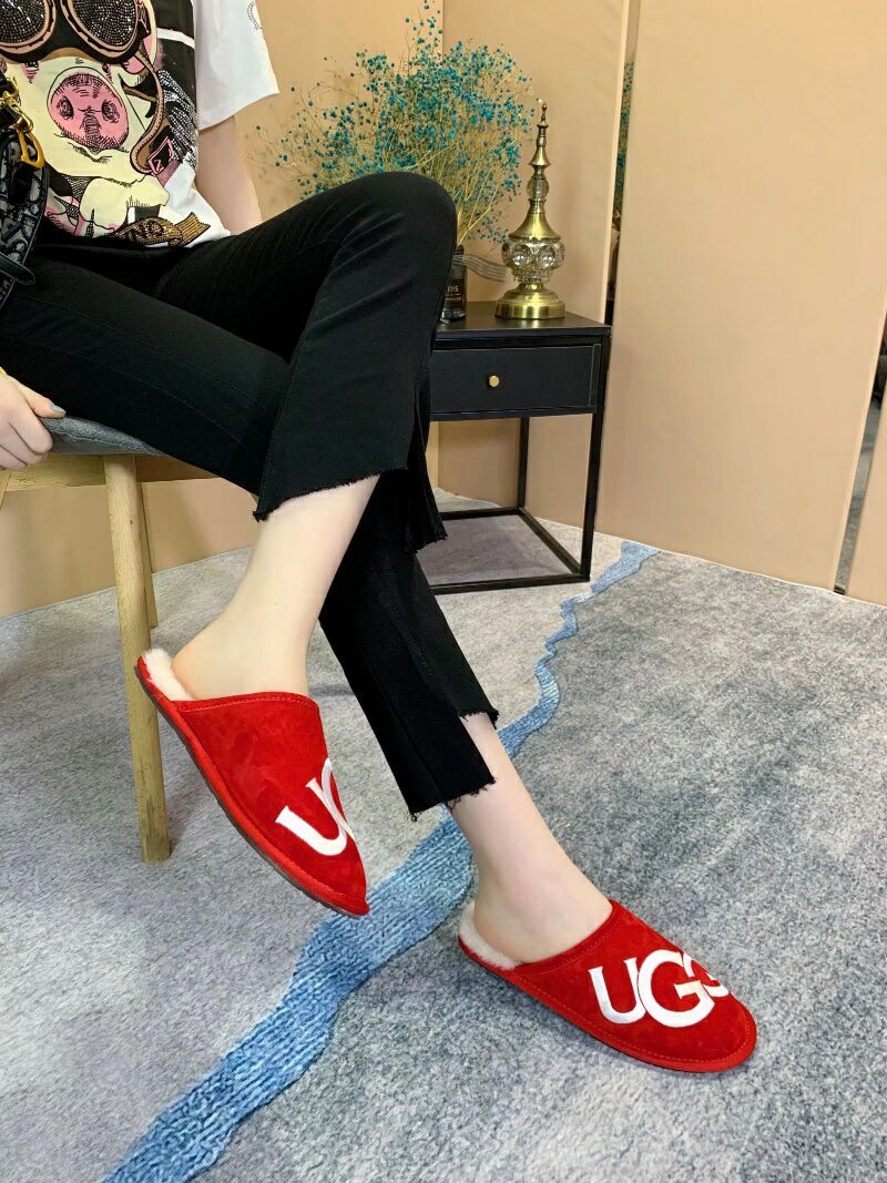 Bright Red Indoor Slippers with Oversized G Detail | 2593